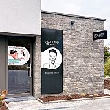 Une beaut&eacute; qui commence d&egrave;s la fa&ccedil;ade.

Pour Julie Hodeige Institut de Beaut&eacute;, nous avons pos&eacute; un caisson en dibond noir mat. - Totem