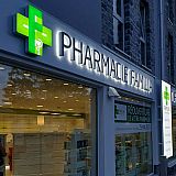 Croix verte et lettres lumineuses pour la pharmacie Familia &agrave; Beauraing - Enseigne