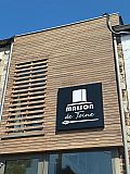 Une enseigne lumineuse d&eacute;di&eacute;e &agrave; la Maison de Toine pour l&rsquo;Espace Arthur Masson  &agrave; Treignes. - Enseigne