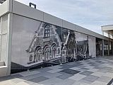 De la carte postale scann&eacute;e &agrave; la fresque grand format de 120 m&sup2;.
Scans, retouches, impression vinyle coul&eacute;, lamination et pose sur les parois m&eacute;talliques de la nouvelle gare de Ciney. 🚉

Et si votre b&acirc;timent devenait votre meilleur support de communication ? - Lettrage sol, mur et autres supports