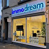 Une fa&ccedil;ade qui fait r&ecirc;ver&hellip; comme les biens qu&rsquo;elle propose.

&Agrave; Uccle, pour l&rsquo;agence Immodream, nous avons con&ccedil;u une enseigne aussi visible que raffin&eacute;e :
✅ Lettres bo&icirc;tiers lumineuses (faces teint&eacute;es lumineuses, tranches opaques)
✅ Fix&eacute;es sur un panneau de fond imprim&eacute; avec vernis protecteur
✅ Pose et raccordement r&eacute;alis&eacute;s par notre &eacute;quipe - Enseigne