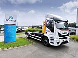 🚚💨 Lettr&eacute;, pr&ecirc;t, partez !
Le camion Iveco d&rsquo;Outicabine, apr&egrave;s &ecirc;tre pass&eacute; par notre atelier de lettrage &agrave; Ciney, peut &agrave; pr&eacute;sent prendre la route sous sa bonne identit&eacute; graphique. 👀 - Lettrage v&eacute;hicule