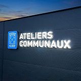 Pour am&eacute;liorer l&rsquo;identification des lieux, les nouveaux ateliers communaux de la Villa de Ciney se dotent d&rsquo;une enseigne lumineuse de 4,5 m de long, avec lettres aux tranches opaques et faces &eacute;clairantes.  - Enseigne