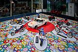 Un voyage graphique au c&oelig;ur du Japon m&eacute;canique.

Pour l'exposition @autoworld_brussels d&eacute;di&eacute;e &agrave; l&rsquo;industrie automobile et motocycliste japonaise, nous avons r&eacute;alis&eacute; un habillage immersif :
🪆 Tapis de sol Lino imprim&eacute; avec textures et visuels inspir&eacute;s du Japon
🎌 Une sc&eacute;nographie compl&egrave;te qui vous transporte bien au-del&agrave; des carrosseries - D&eacute;coration