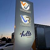 Installation d'un totem de 4m avec finition vernis brillant et zones lumineuses pour Vincent D&eacute;coration &agrave; Ciney. - Totem