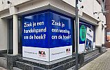 📍 Direction Hasselt pour cette campagne r&eacute;alis&eacute;e pour Immoweb.
Vitrines, bandeau et portail : plusieurs supports ont &eacute;t&eacute; habill&eacute;s de vinyles et b&acirc;che pour donner un maximum de visibilit&eacute; &agrave; cette op&eacute;ration d'investissement immobilier. - Vitrophanie