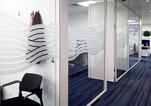 Décoration des vitres de bureaux avec du vinyle sablé découpé