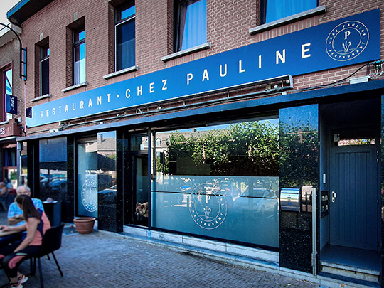 Combinaison d'une enseigne et d'un lettrage sablé pour le restaurant 'Chez Pauline'