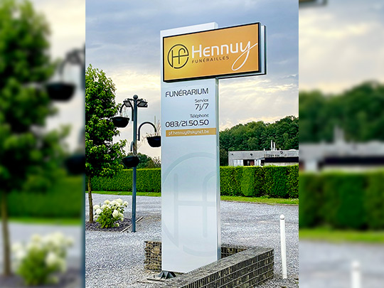 Totem du funérarium Hennuy à Ciney