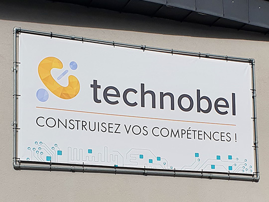 Bâche de 'Technobel' dans un cadre tubulaire alumunium