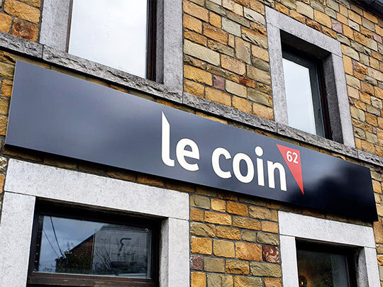 Panneau avec bords pliés pour l'enseigne 'Le COin 62'