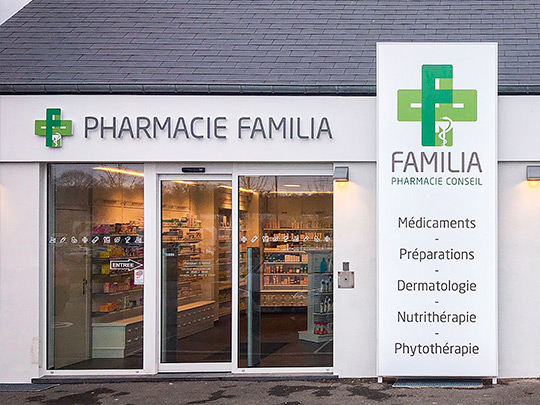 Enseigne et totem de la pharmacie Familia