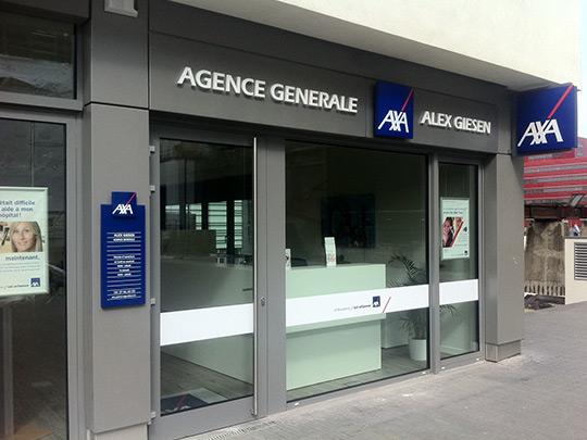 Habillage de la façade d'une agence d'assurances AXA