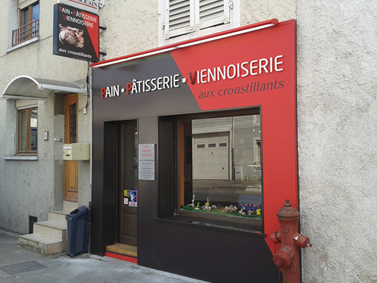 Habillage de la façade d'une boulangerie-pâtisserie