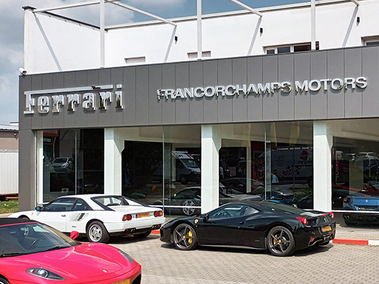 Habillage de la façade du Ferrari Francorchamps Motors Luxembourg à Windhof avec panneaux composites type Dibond®