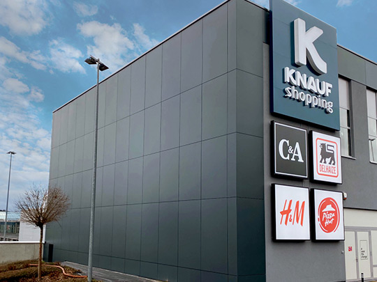 Habillage de la façade du Knauf Center à Pommerloch avec panneaux de fibres type Trespa® type Météon