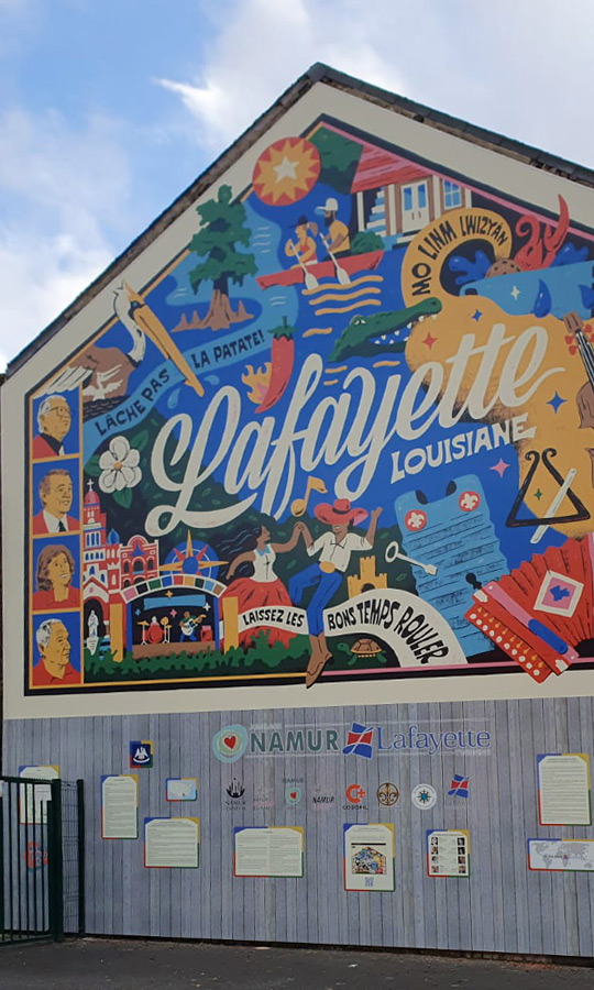 Bâche Grand format Lafayette à Namur épousant le pignon d'un bâtiment