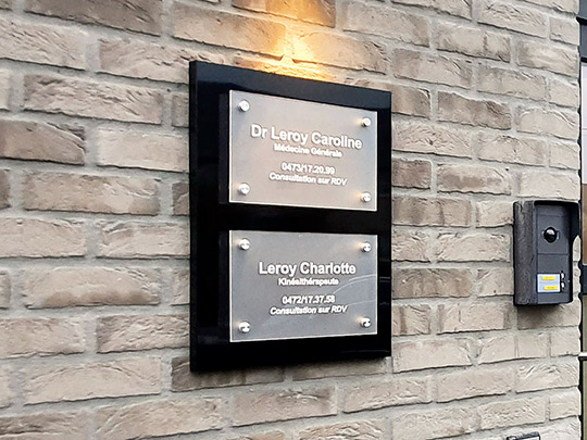 Application de lettrage sur panneau