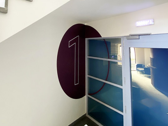 Du lettrage sur mur, une solution personnalisable