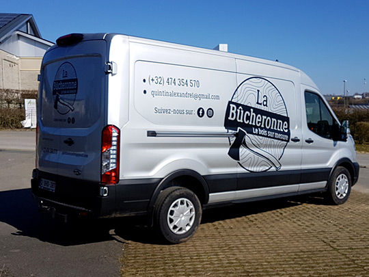 Étape 1 dans Illustrator ou InDesign Lettrage simple de la camionnette de la menuiserie La Bûcheronne