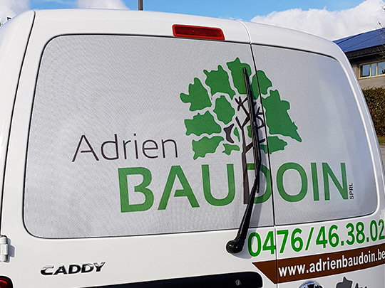 Vinyle micro perforé sur vitre arrière de véhicule d'Adrien Baudouin
