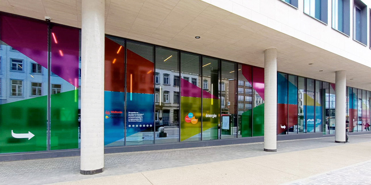 Lettrage des vitrines du SPW Namur avec du vinyle ultra transparent imprimé