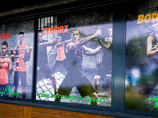 Vinyle permanent imprimé sur vitrine de produits de sport