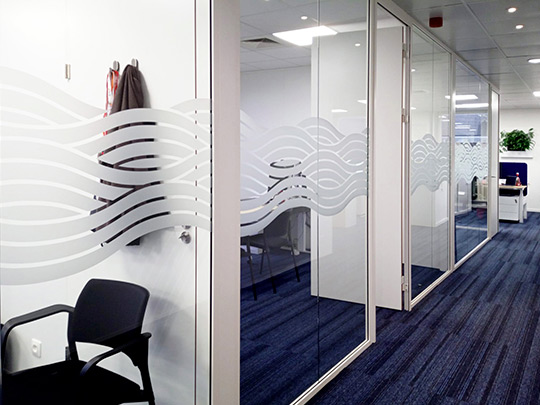 Vinyle sablé à motifs dans des locaux vitrés