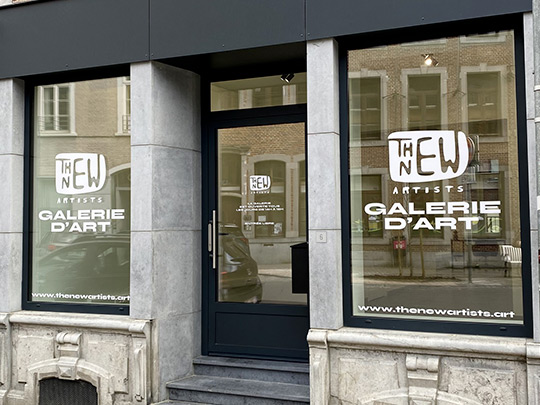 Vinyle teinté dans la masse de couleur blanche sur vitrine d'une galerie d'art