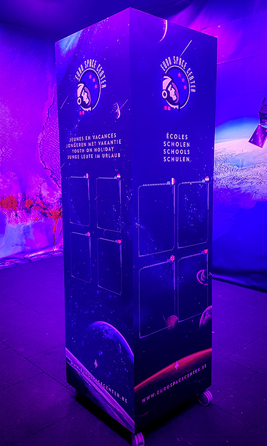Totem 4 faces sur roulettes de l'Euro Space Center