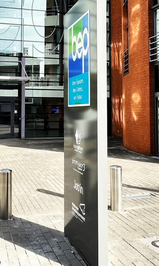Totem du Bureau économique de la Province de Namur
