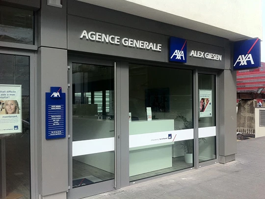 Habillage de la façade d'une agence d'assurances AXA