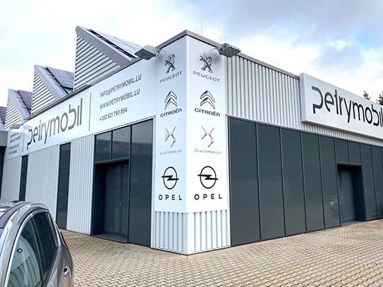 Habillage de la façade d'une concession automobile Petrymobil à Weiswampach